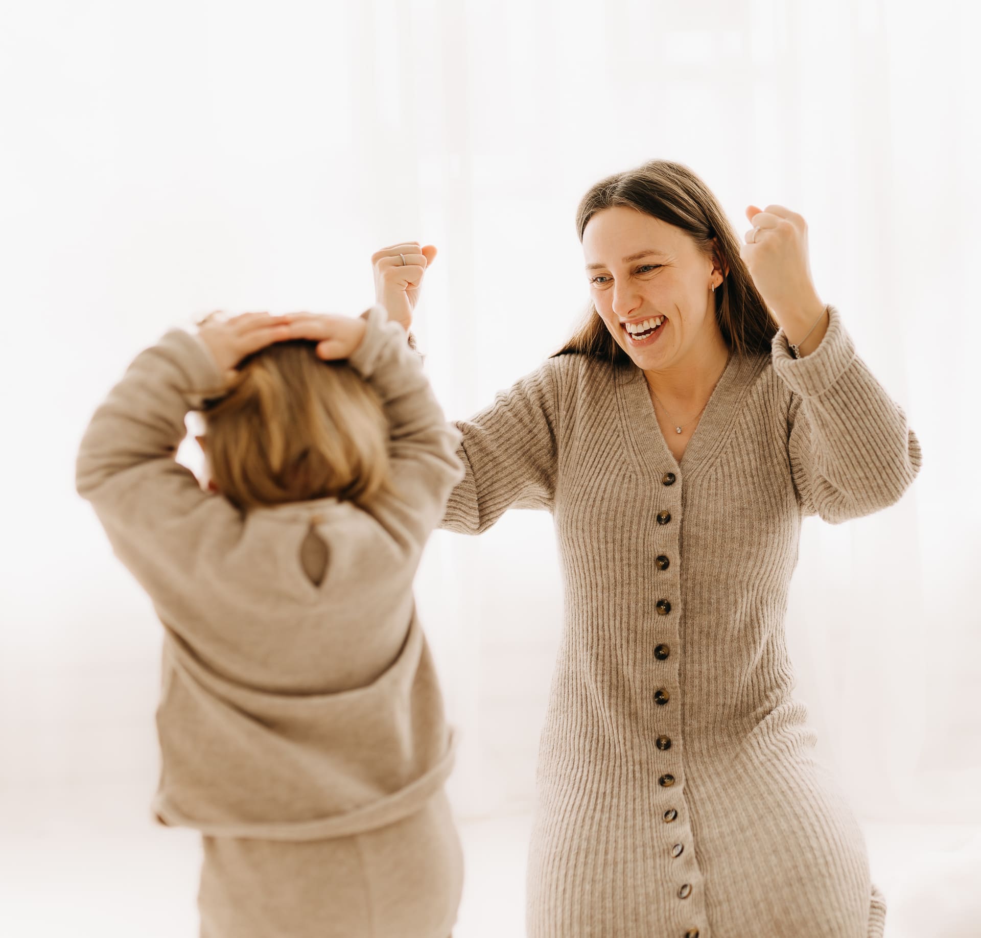 Mama und Kind lachen und tanzen zusammen — Aktionstage Mini-Shooting im Tageslichtstudio Bottrop