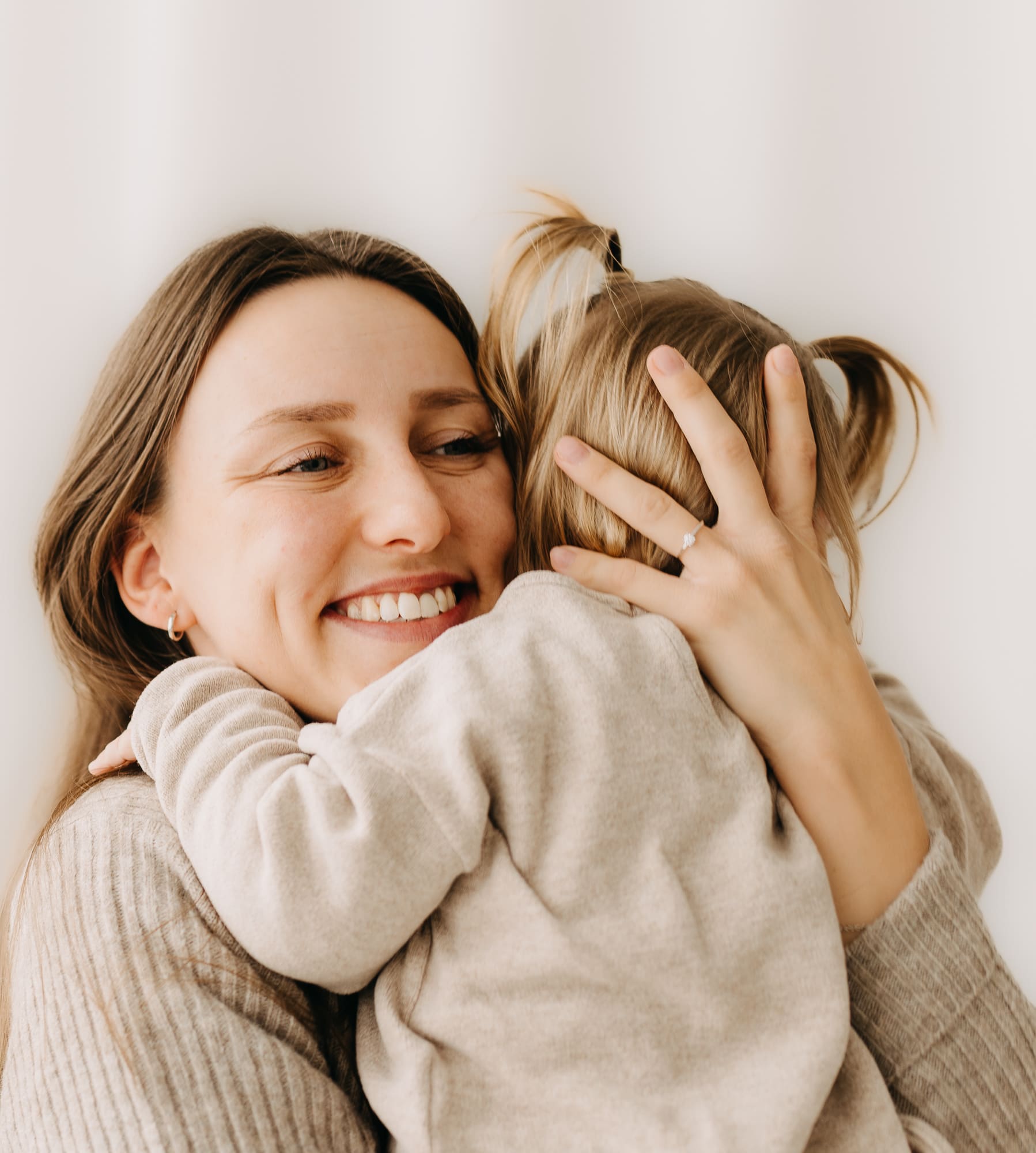 Mutter und Kind umarmen sich herzlich beim Familienshooting Bottrop