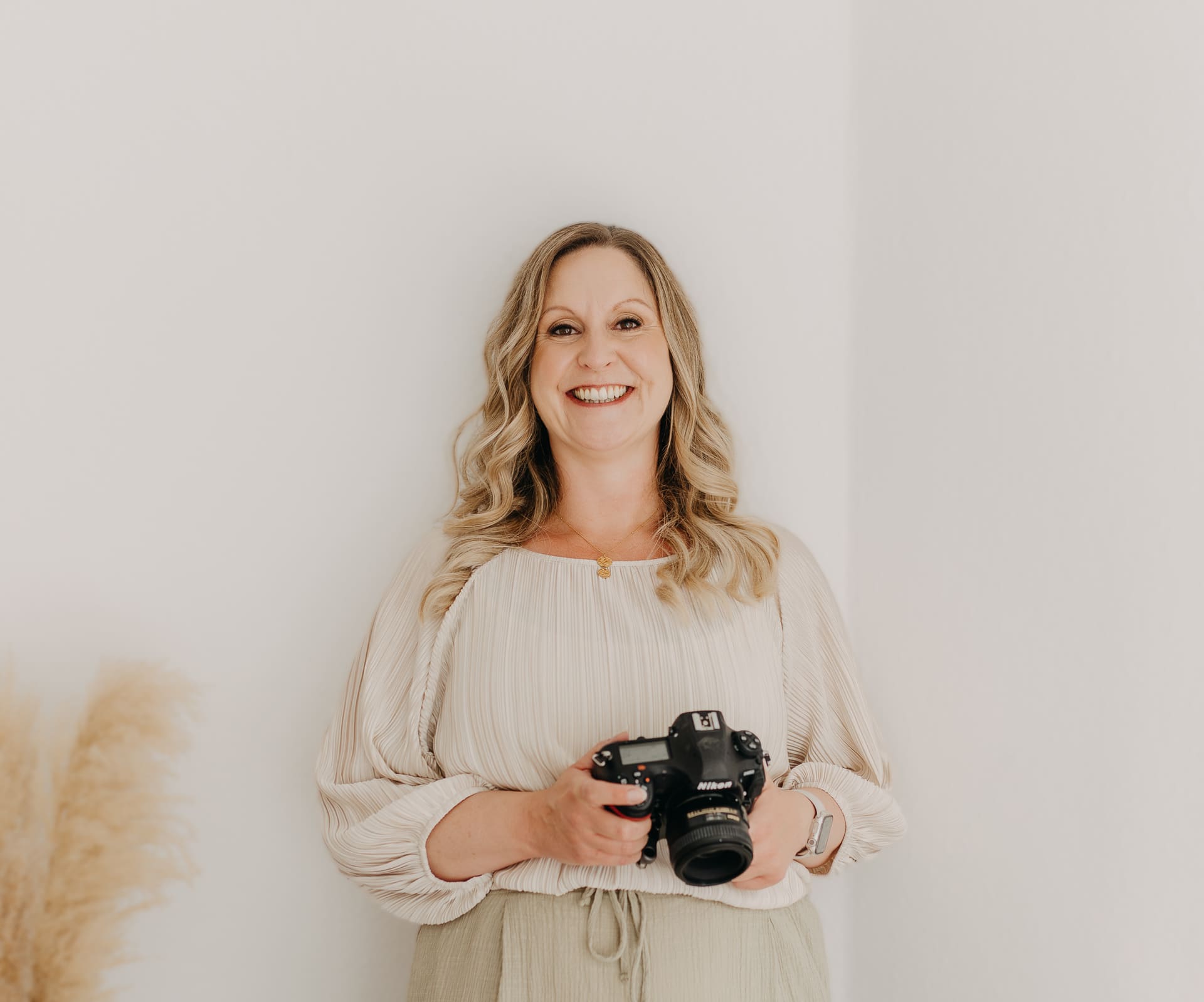 Nicole Averkamp mit ihrer Kamera — Familienfotografin im Tageslichtstudio Bottrop