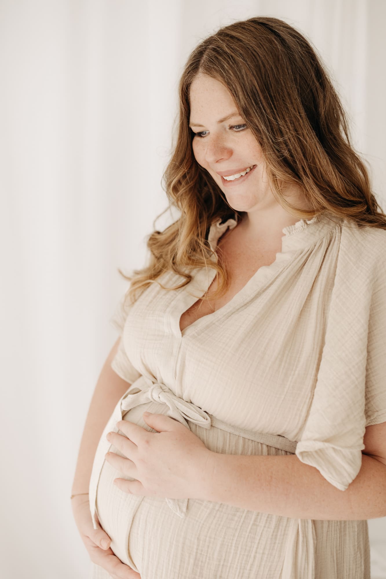 Schwangere Frau mit Babybauch im Leinenkleid — Tageslicht-Studio Bottrop
