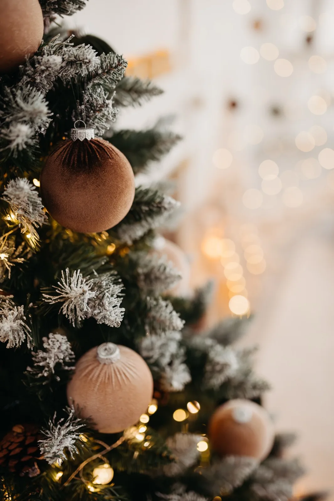 Handgefertigte, samtbezogene Christbaumkugeln am Tannenbaum — Weihnachts-Mini-Shootings im Tageslichtstudio Bottrop